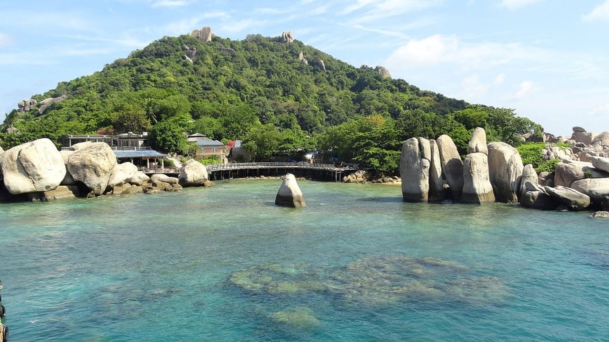 南園島附近的花崗岩海岸與清澈淺海，是龜島跳島路線的代表景觀。
