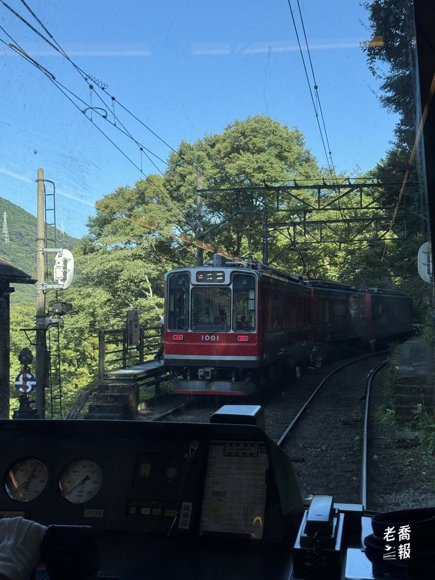 交會點上停著 1000 形 1001 號車，也就是伯連納號——命名自 1912 年半田貢去瑞士考察的那條線