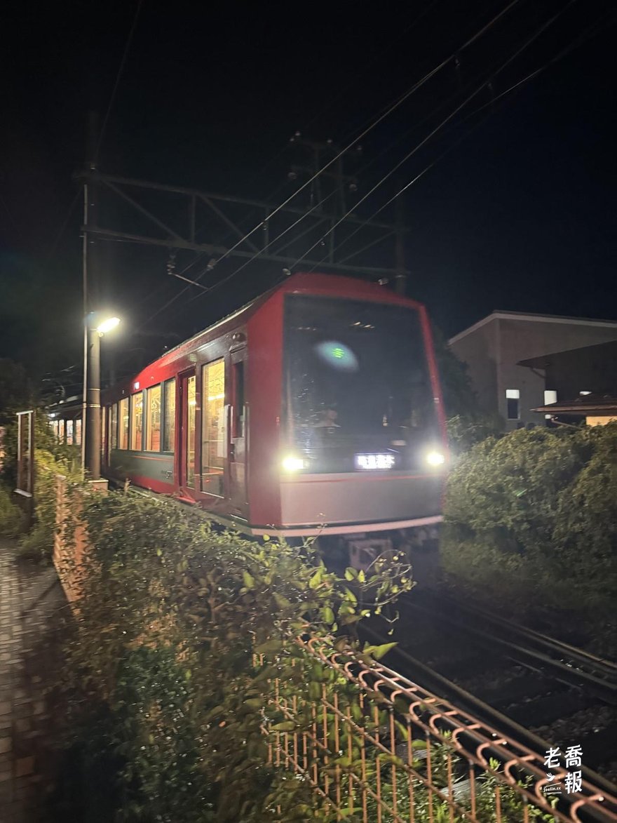 夜裡的強羅站，登山電車車頭亮著燈、車廂透出暖光——這裡標高 541 公尺，是上面那張標高表的最後一行、鐵道線的終點，再往上要換搭纜索式的登山纜車