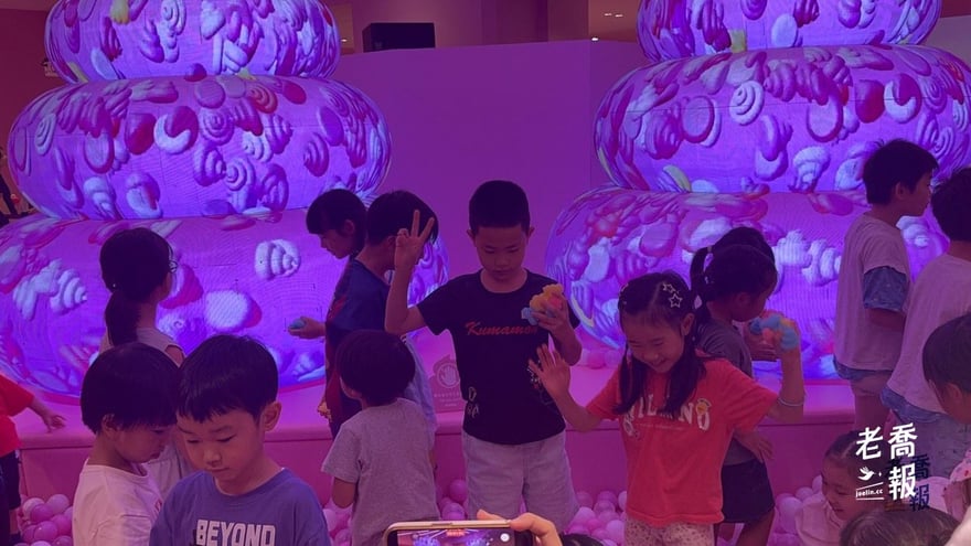 球池活動結束後，孩子們雙手捧著剛剛撿到的許多彩色小便便