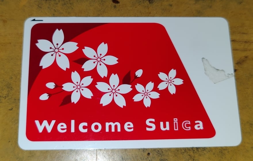Welcome Suica 卡面：紅底白色櫻花設計，是專為外國旅客設計的觀光客版 Suica