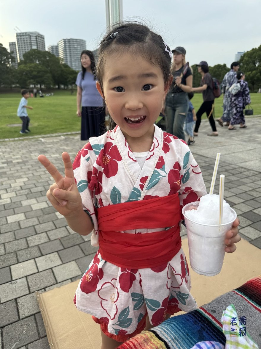 哈哈拿著淋好糖漿的刨冰比出勝利手勢