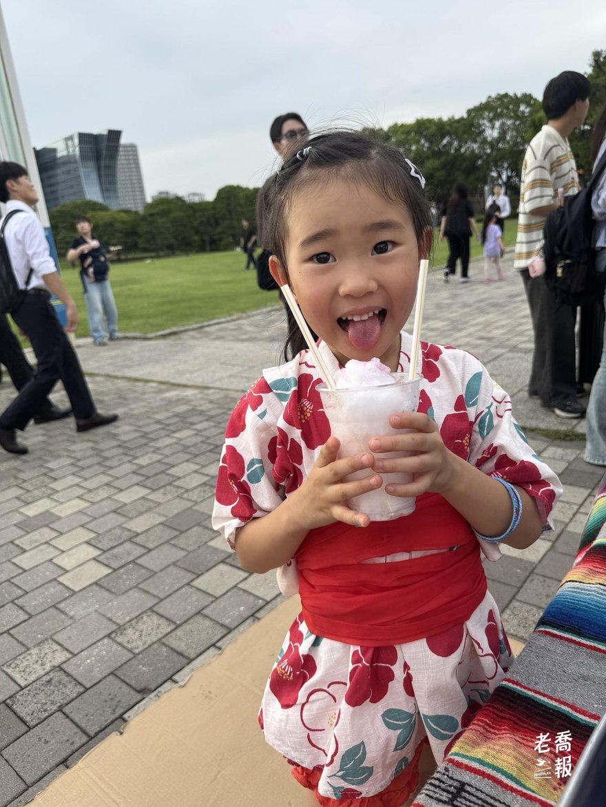 哈哈吃完一口刨冰後伸出舌頭，舌頭已經被糖漿染色