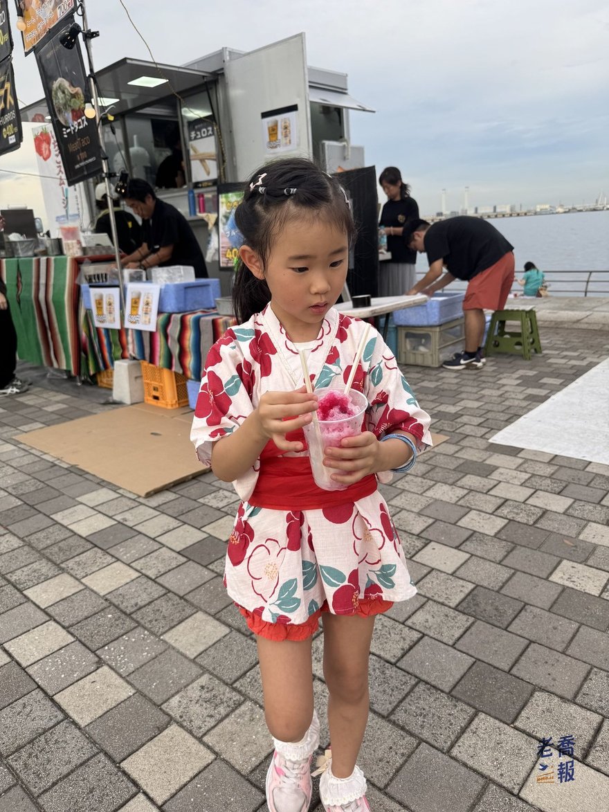 哈哈低頭看著手上剛淋好糖漿的刨冰