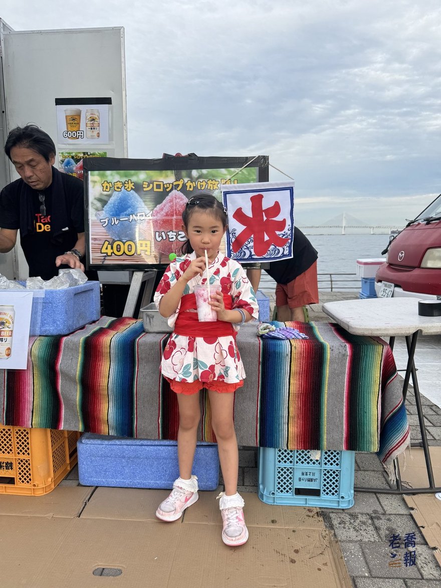攤位招牌寫著かき氷 シロップかけ放題，列出藍色夏威夷與草莓兩種口味，標價 400 日圓