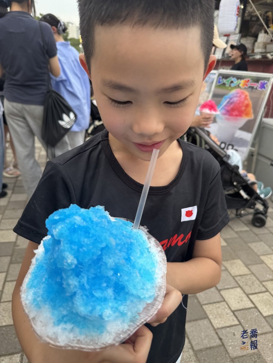 嘻嘻低頭看著手上滿滿一碗藍色刨冰