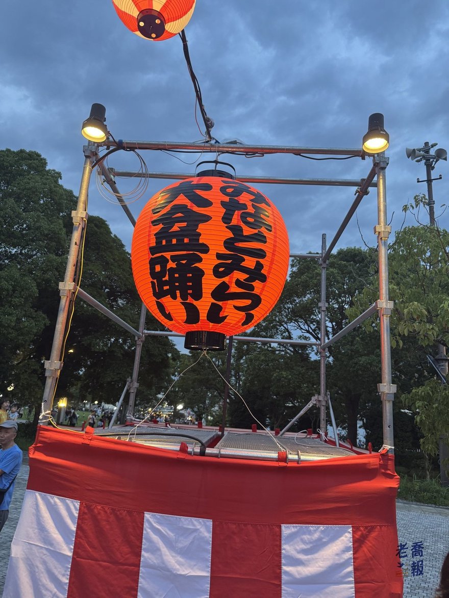 會場的櫓上掛著寫有みなとみらい大盆踊り的大紅燈籠，櫓頂架著太鼓