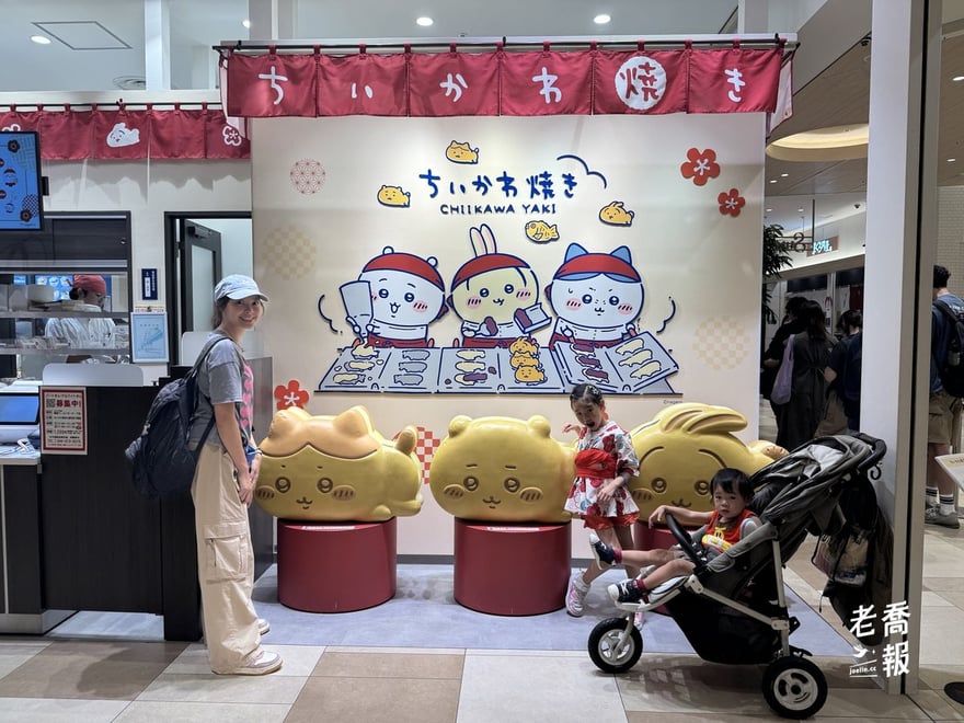 回程商場ちいかわ焼き店門口，孩子在角色公仔前擺姿勢，圈圈坐在推車上