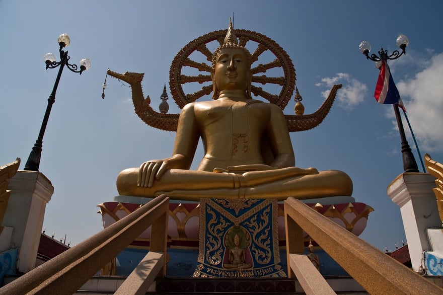 蘇美島大佛寺的金色坐佛約 12 公尺高，位在北岸 Bang Rak 旁以堤道相連的小島上。