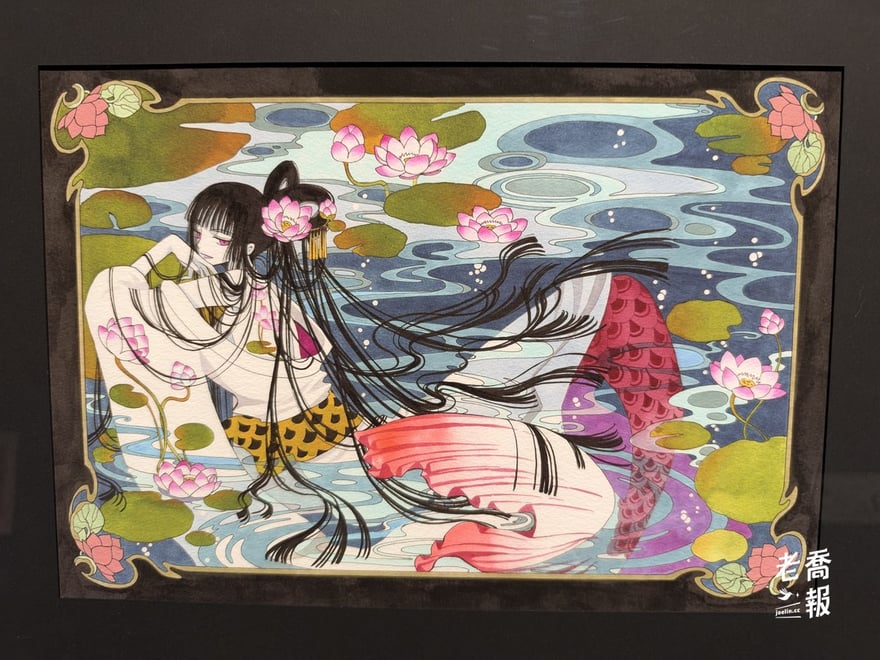 CLAMP《xxxHOLiC》的彩色插畫：黑長髮的壹原侑子戴著蓮花髮飾，半身泡在開滿蓮花的水池裡，外框是金色與粉紅色的花紋