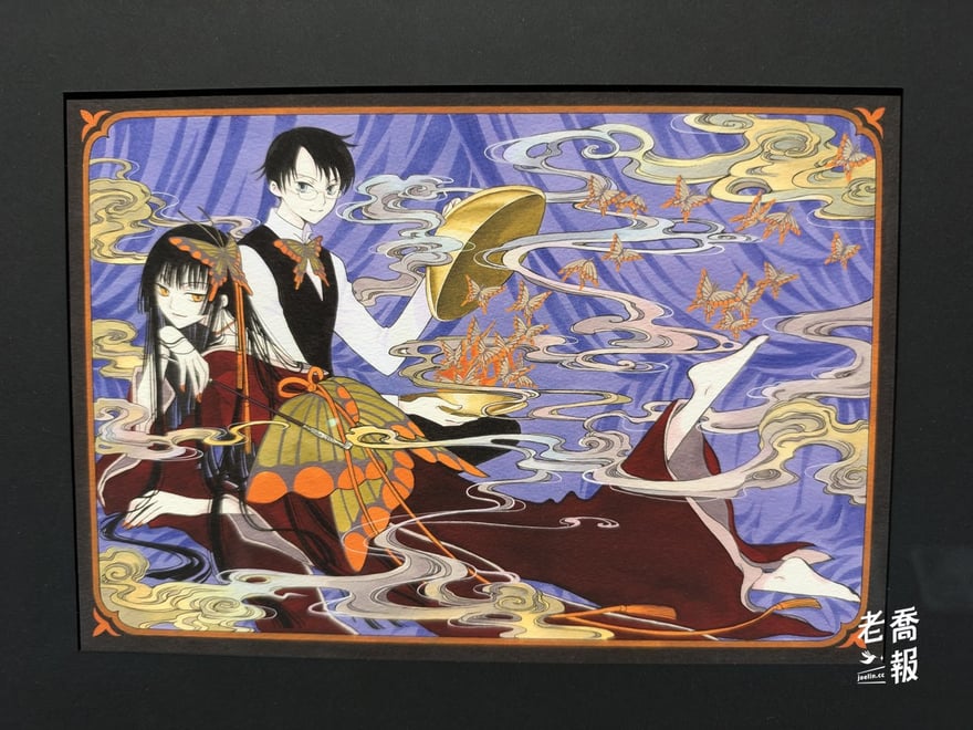 CLAMP《xxxHOLiC》的彩色插畫：四月一日戴眼鏡穿背心，與穿和服的壹原侑子斜倚在紫色布幔前，四周飄著金色煙霧與蝴蝶