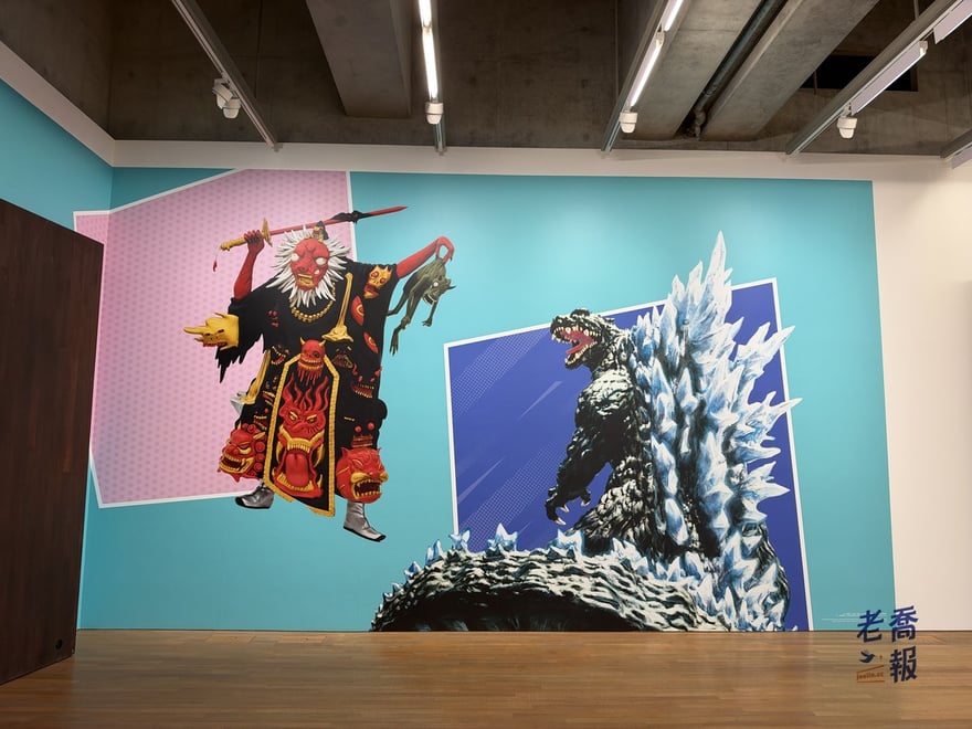 M+《神話與怪獸》展廳入口的大型牆面：左邊是陳翊朗設計、手持寶劍拎著小鬼的紅臉鬼王，右邊是背鰭發光的哥吉拉，一面牆就把整個展從神話串到怪獸