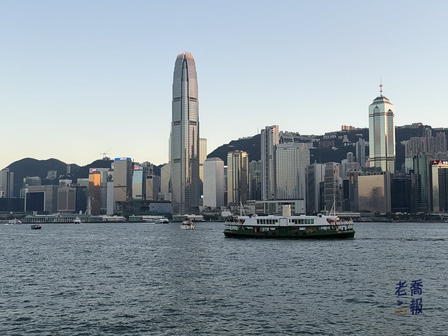 傍晚的維多利亞港：綠白兩色的天星小輪駛過海面，對岸是國際金融中心二期（IFC）和中環的高樓