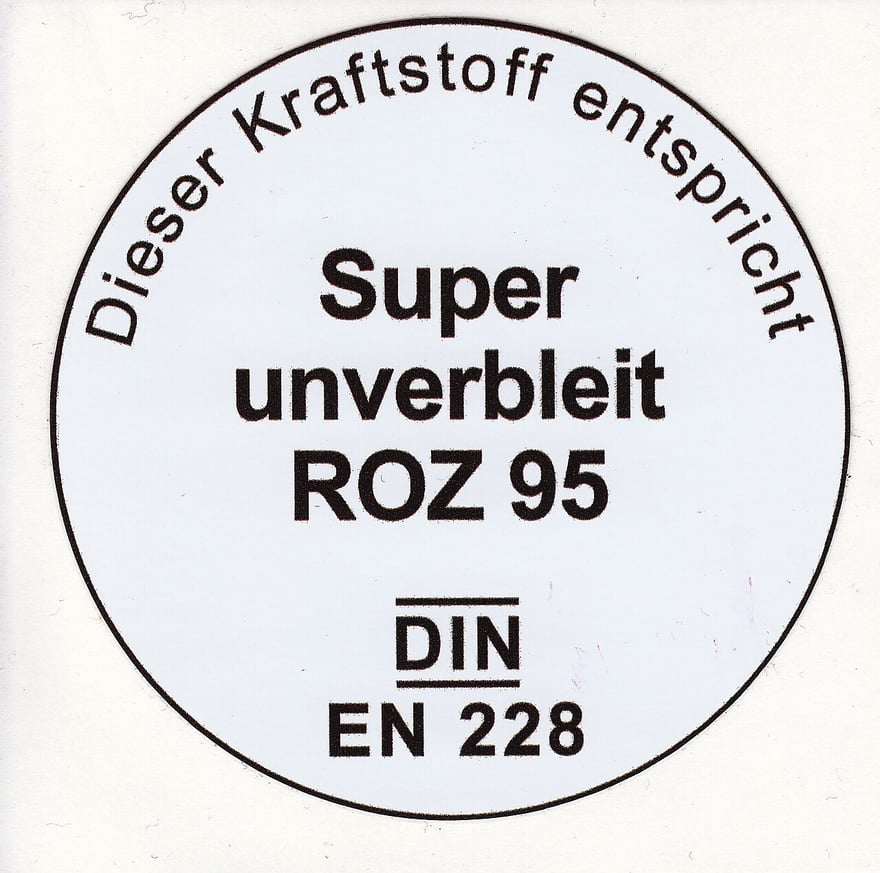 德國加油機上的圓形標示貼紙，寫著 Dieser Kraftstoff entspricht（本燃料符合）、Super unverbleit ROZ 95、DIN EN 228。