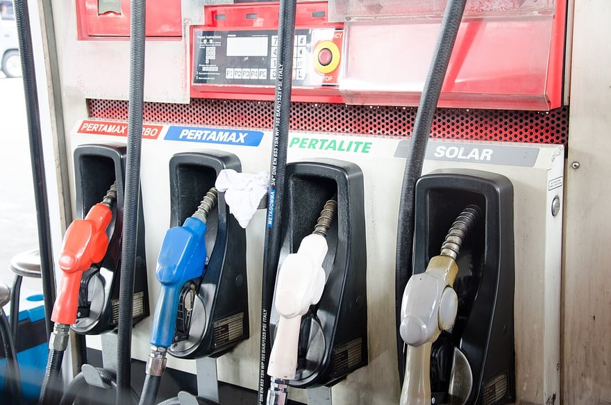 印尼 Pertamina 加油站的四支油槍，上方標籤由左到右是 Pertamax Turbo、Pertamax、Pertalite、Solar。