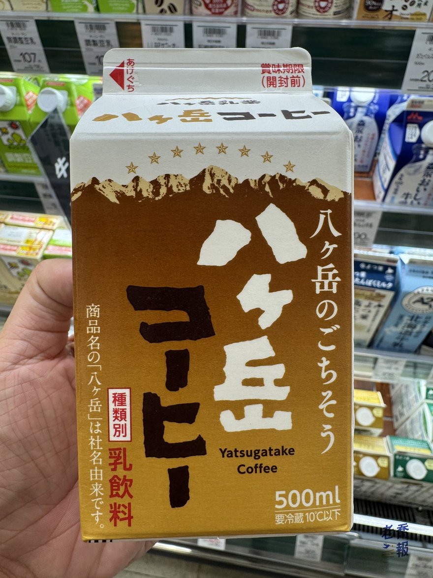 八ヶ岳コーヒー 500ml 正面，種類別乳飲料，正面直書免責句說明商品名的八ヶ岳來自社名