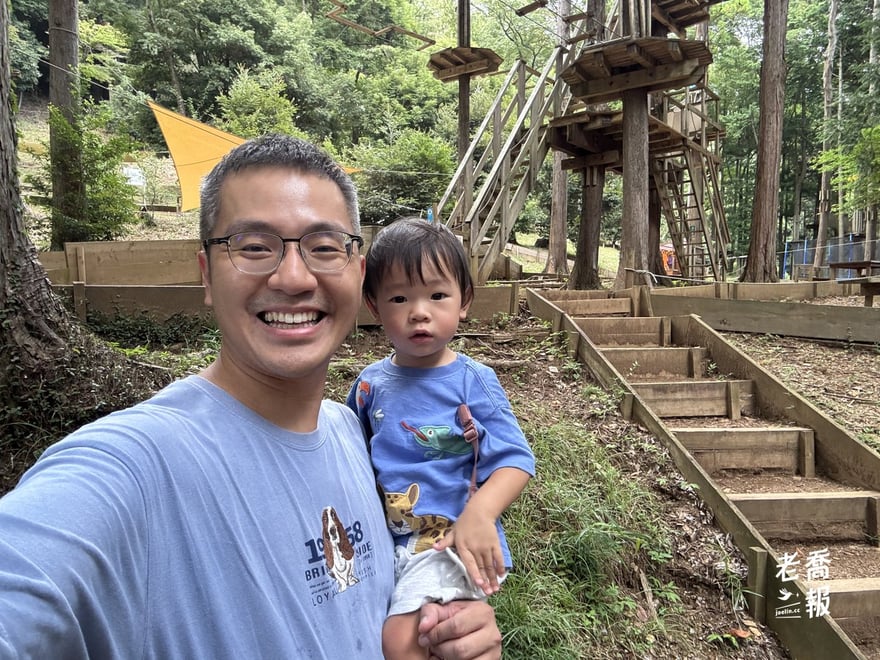老喬在 Forest Adventure 箱根抱著一歲十個月的圈圈