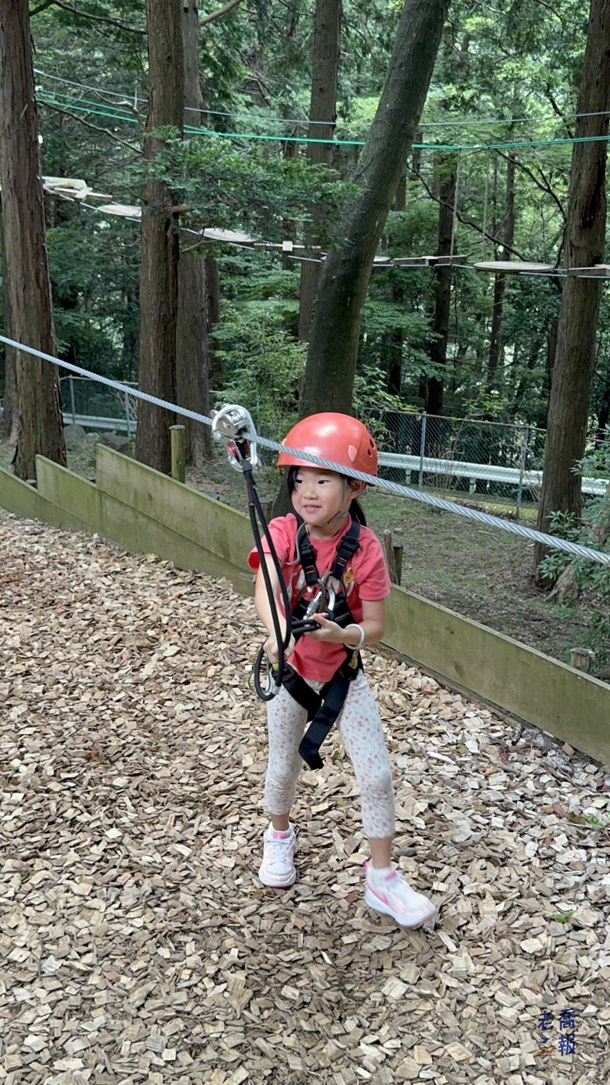 哈哈玩完 Forest Adventure 後露出滿意表情