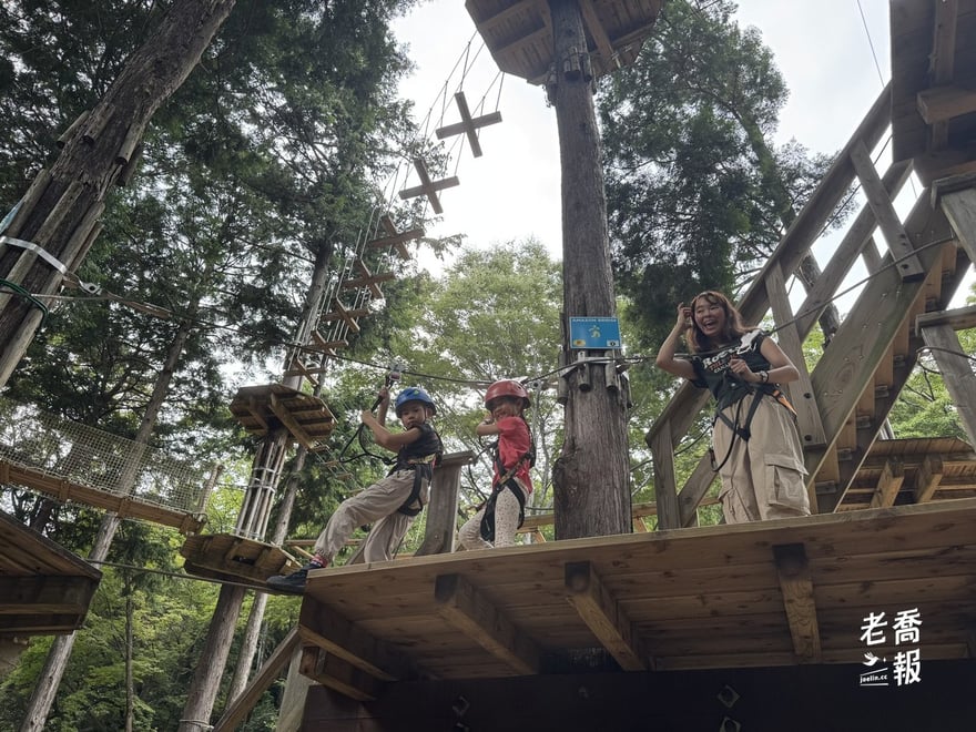 喬夫人陪嘻嘻與哈哈在 Forest Adventure 樹上平台準備過關