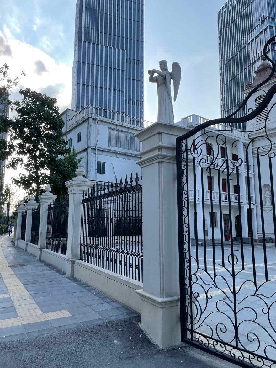 從對面馬路看董家渡天主堂，教堂後方已是董家渡金融城的高樓