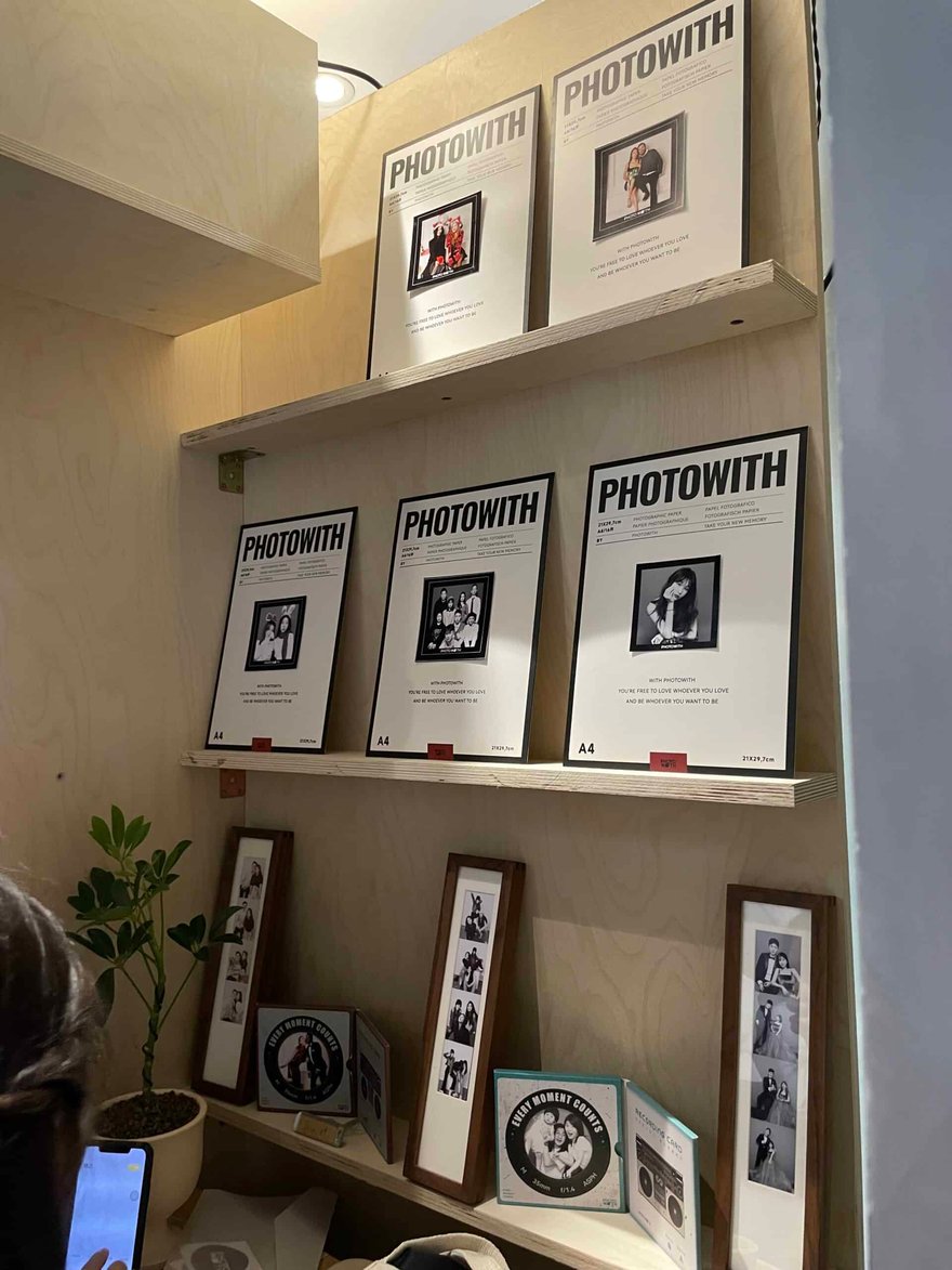 PhotoWith 的品牌視覺，以黑白人像為主要識別