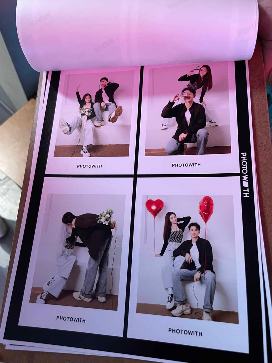 PhotoWith 的相冊樣本，內頁是彩色的情侶棚拍
