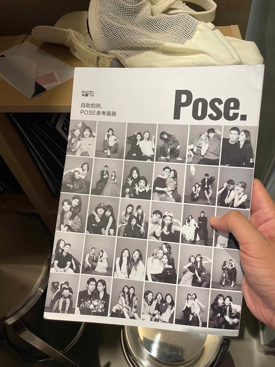 PhotoWith 放在旁邊供客人參考的 Pose 集