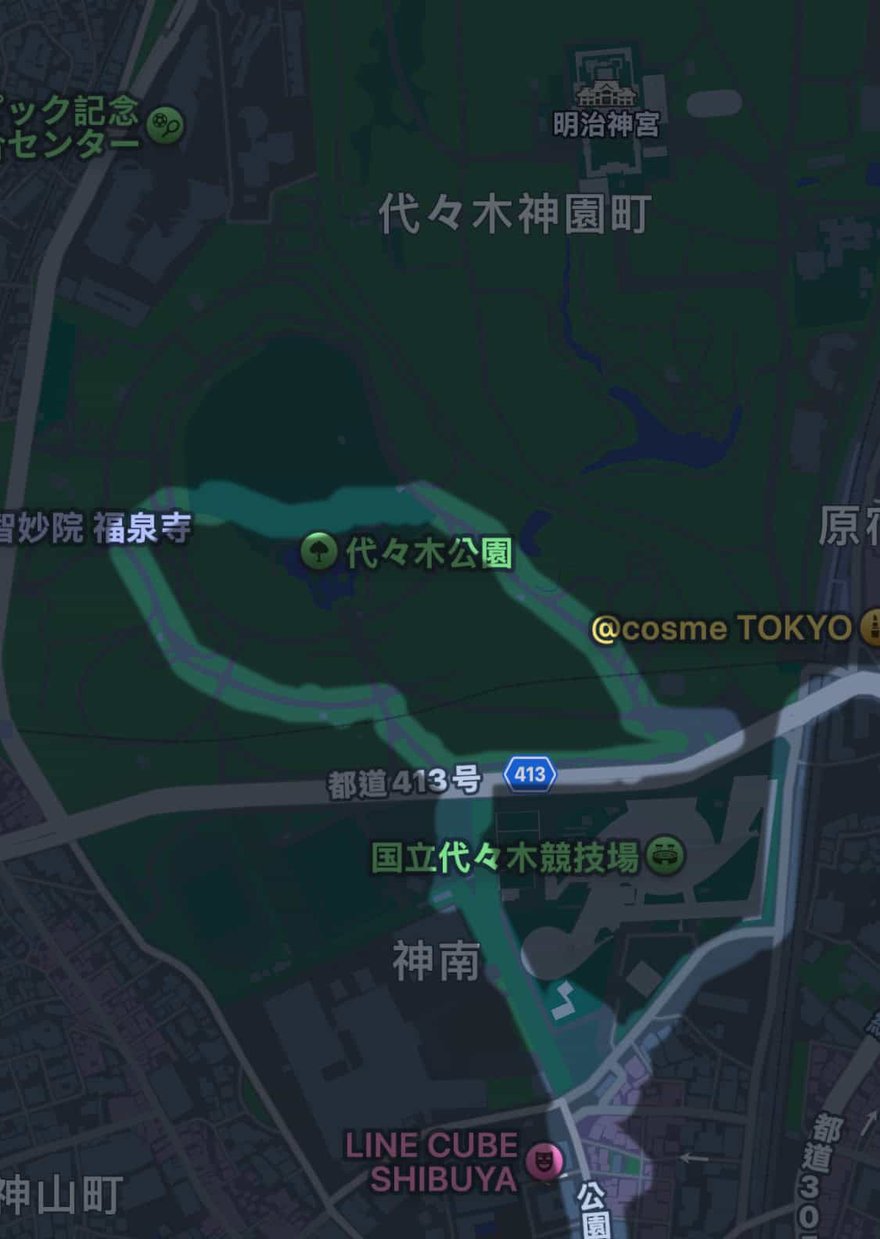 Google 地圖上代代木公園的深色地圖截圖，青綠色線條標出繞公園一圈的步行路線，延伸到澀谷方向