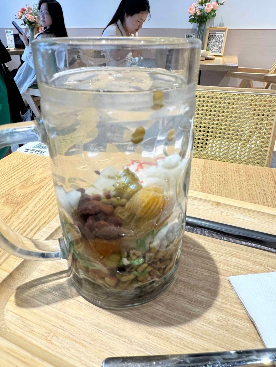 蘇式綠豆湯的綠豆、糯米、蜜餞和透明薄荷糖水