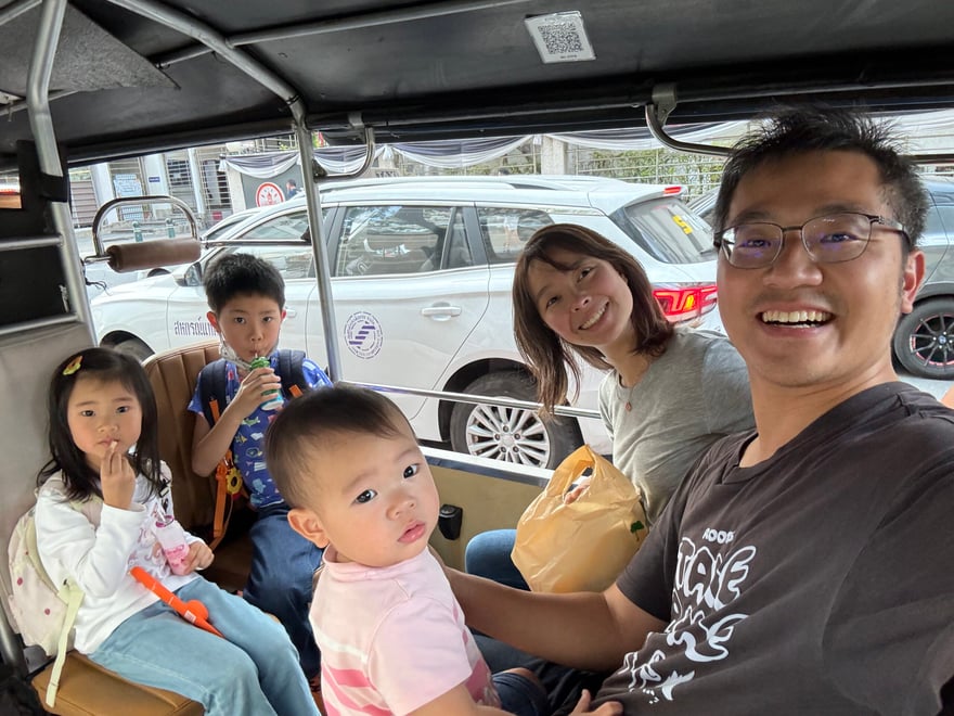 老喬一家五口搭 MUVMI 電動嘟嘟車在曼谷市區移動，兩大三小坐同一台。