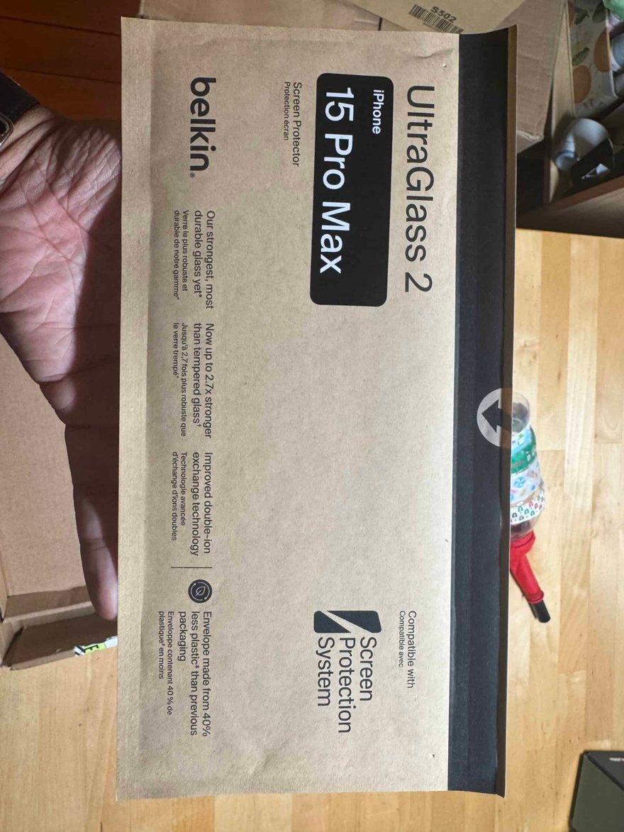Belkin iPhone 15 Pro Max 保護貼收到時的外盒