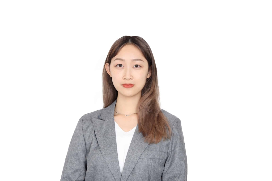 履歷照示範：女生穿灰色西裝外套的白底半身照