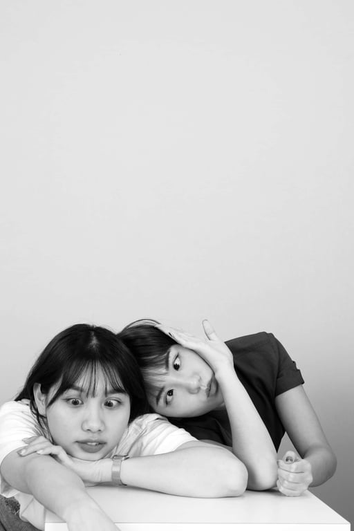 雙人姿勢「一起躺」：兩位女生把頭靠在白色方塊上，黑白