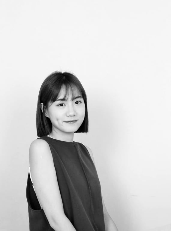 女生一個人：短髮、穿無袖上衣的半身照，嘴角微笑，黑白