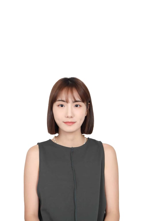 白底半身照示範：女生穿深灰色無袖上衣、短髮