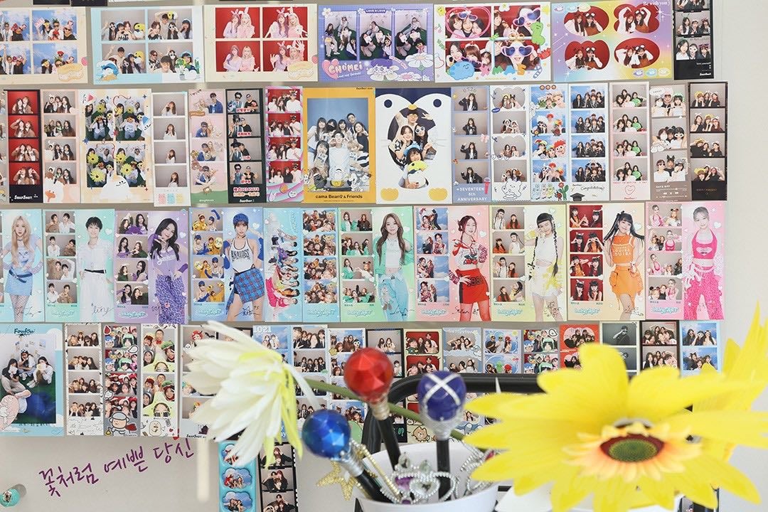 門市牆面貼滿粉絲的拍貼成品,其中可見多款品牌與 IP 聯名相框